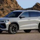 Volkswagen Tiguan cinza parado de lado.