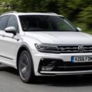 Volkswagen Tiguan branco em velocidade.