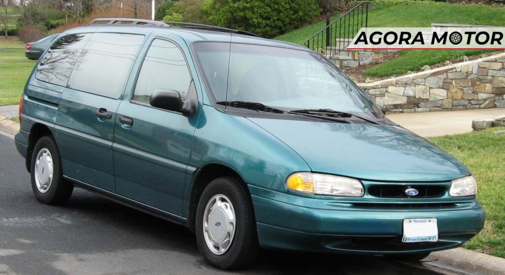 Ford Windstar verde parado na diagonal.