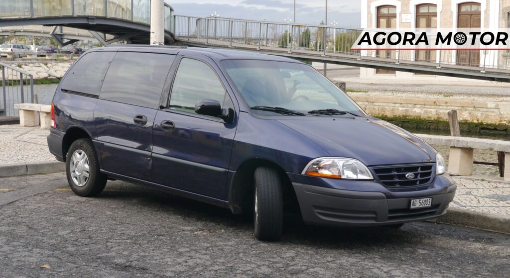 Ford Windstar preto parado na diagonal.