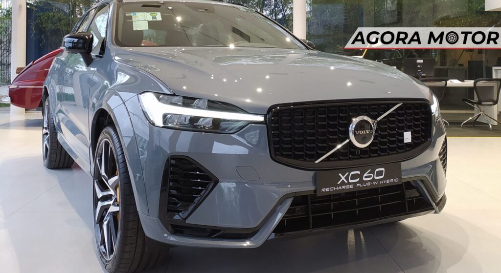 Volvo XC60 branco parado de frente.