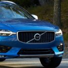 Volvo XC60 azul parado na diagonal.