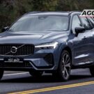 Volvo XC60 azul em velocidade.