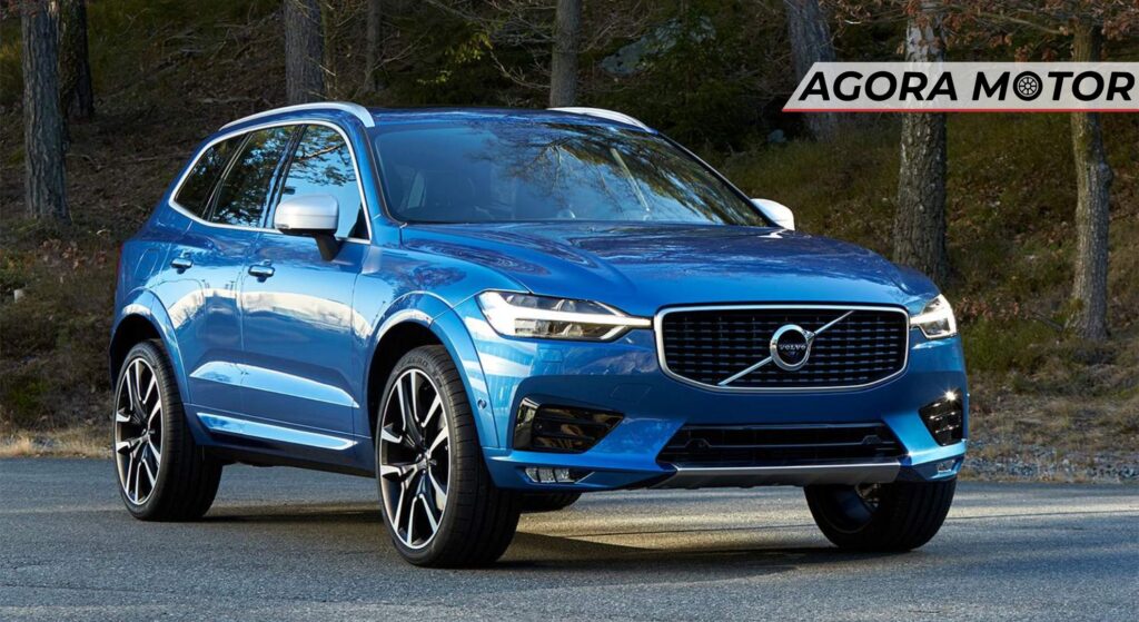Volvo XC60 azul parado na diagonal.