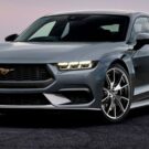 Ford Mustang 4 portas cinza na diagonal.