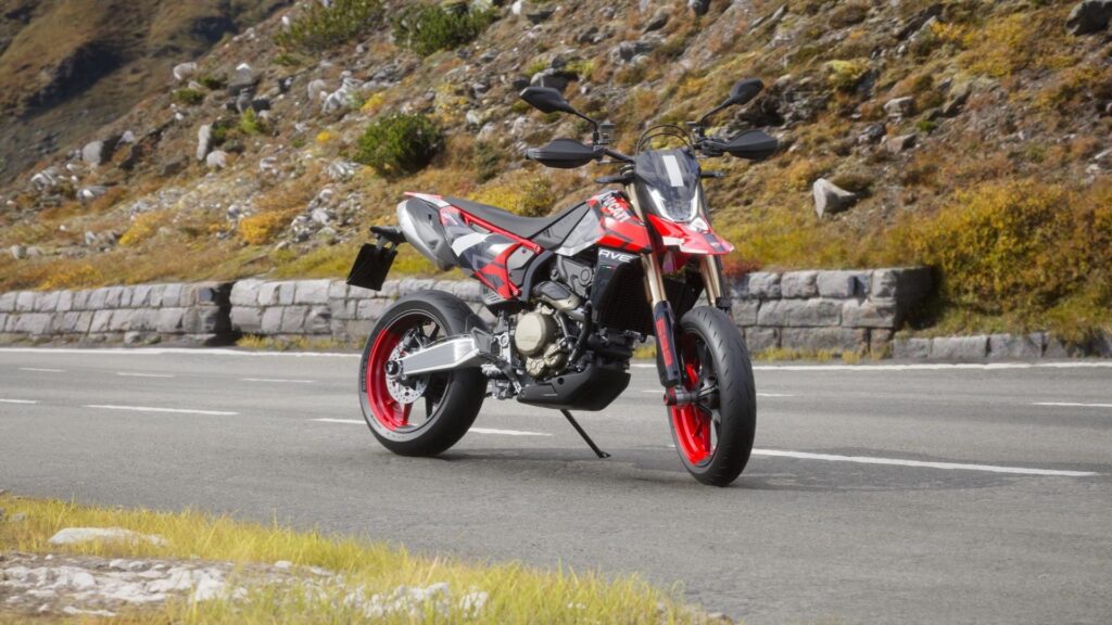 Ducati Hypermotard 698 Mono vermelha parada na diagonal.