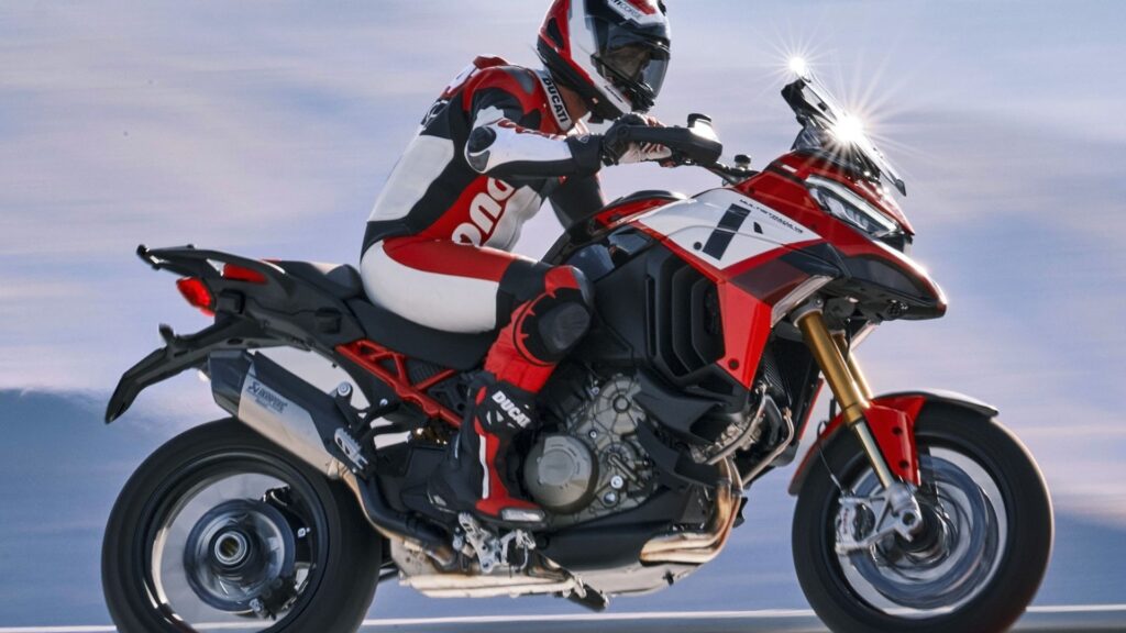 Ducati Multistrada V4 Pikes Peak vermelha com um motociclista em cima.