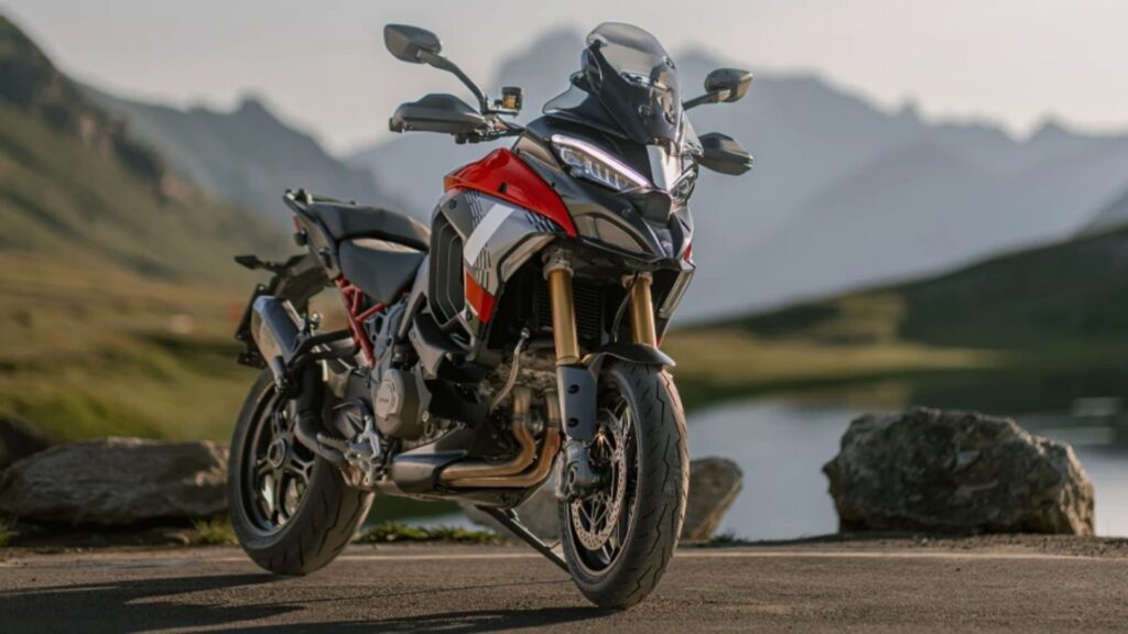 Ducati Multistrada V4 Pikes Peak vermelha parada na diagonal.