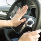 Pessoa apertando a buzina excessivamente pois não sabia que é uma infração.