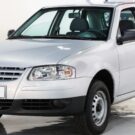 Volkswagen Gol prata parado em uma concessionaria.