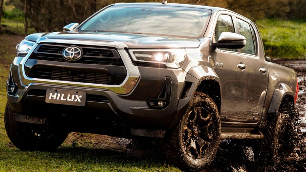 Toyota Hilux cinza na lama.