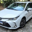 Toyota Corolla branco na diagonal é um dos carros que nunca quebram.
