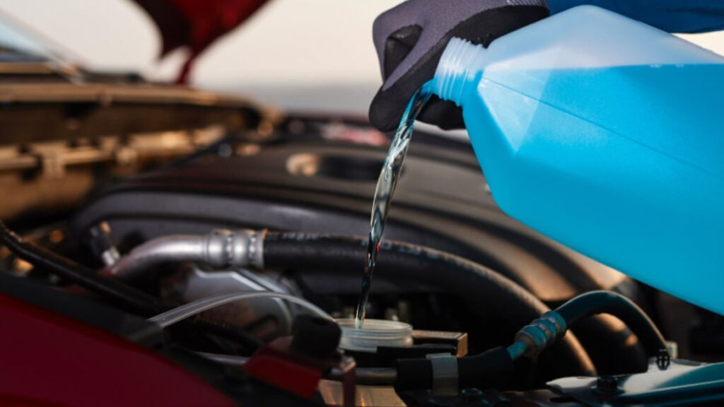 Anticongelante sendo colocado no carro.