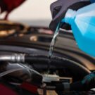 Anticongelante sendo colocado no carro.