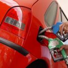 Gol vermelho Flex sendo abastecido.