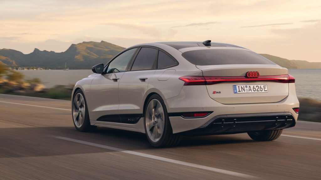 Lateral do Audi A6 Sportback e-tron bege na estrada.