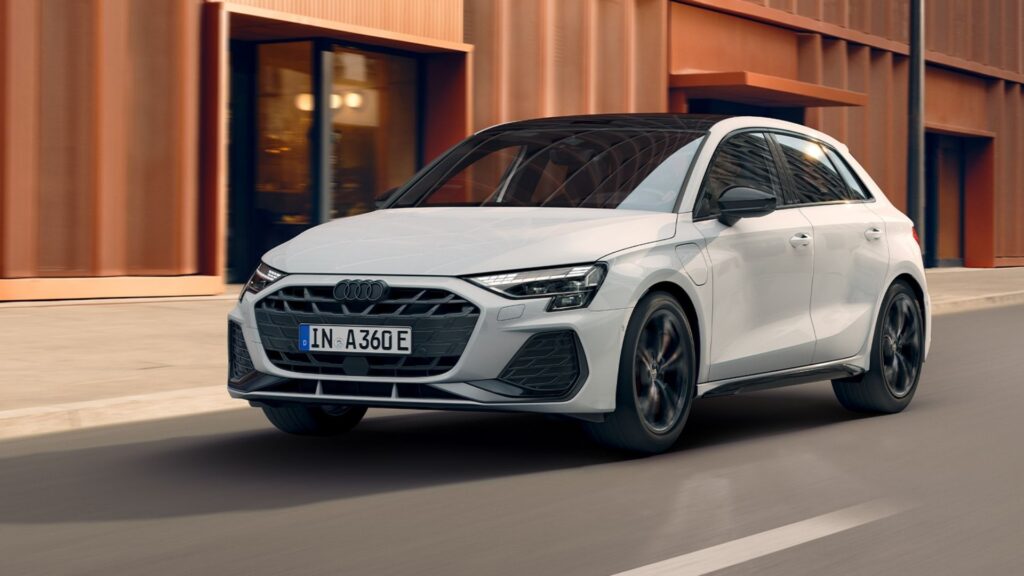 Audi A3 Sporback branco parado.