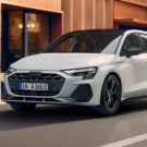 Audi A3 Sporback branco parado.