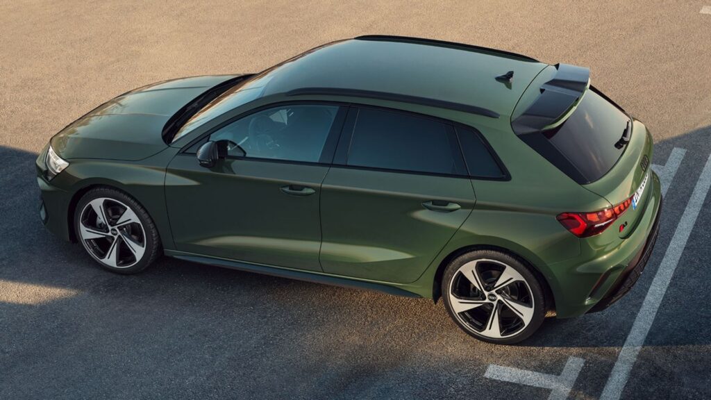 Audi A3 Sporback verde parado.