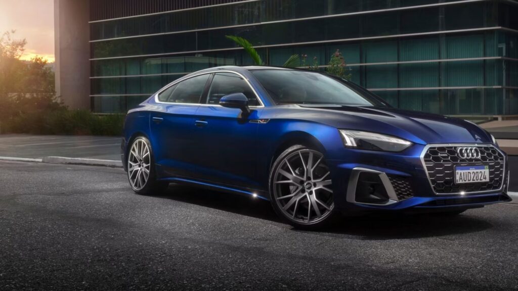 Audi A5 azul na diagonal.