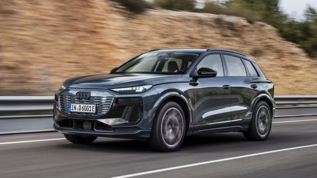 Audi Q6 e-tron azul na estrada