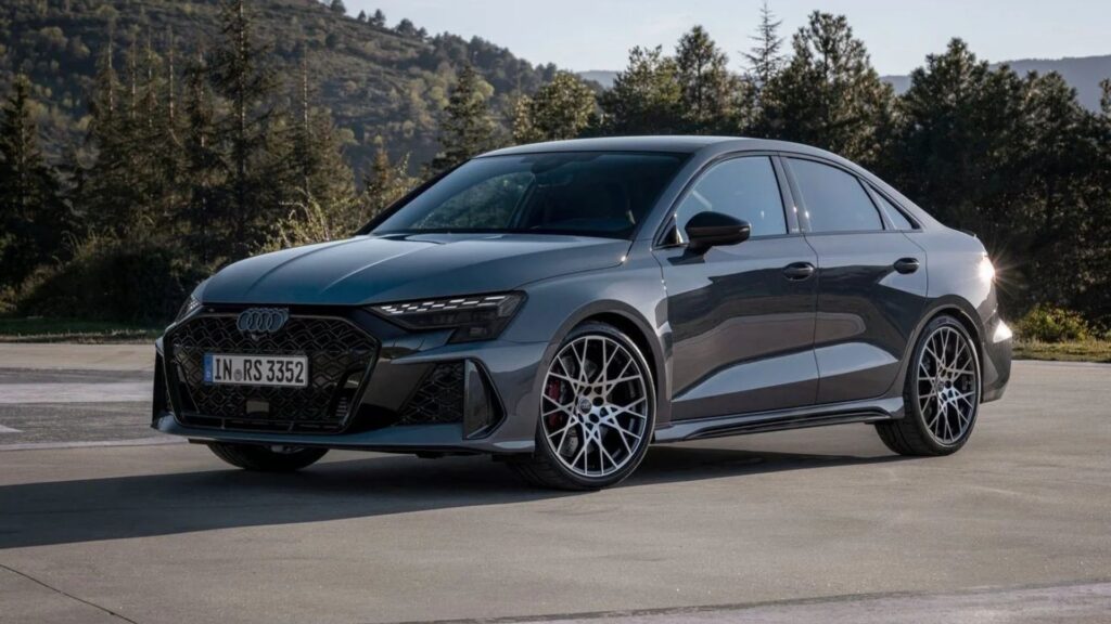 Audi RS 3 2025 cinza parado na diagonal.