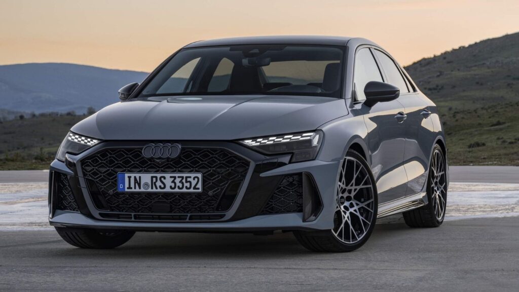 Audi RS 3 2025 cinza escuro na diagonal