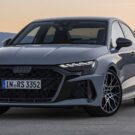 Audi RS 3 2025 cinza escuro na diagonal