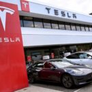 Concessionaria da Tesla com carros na frente.