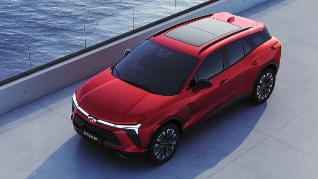 Chevroelt Blazer EV RS vermelha na diagonal.