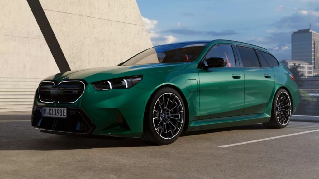 BMW M5 Touring verde parada na diagonal.