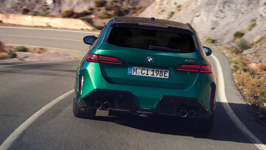 Traseira da BMW M5 Touring verde.