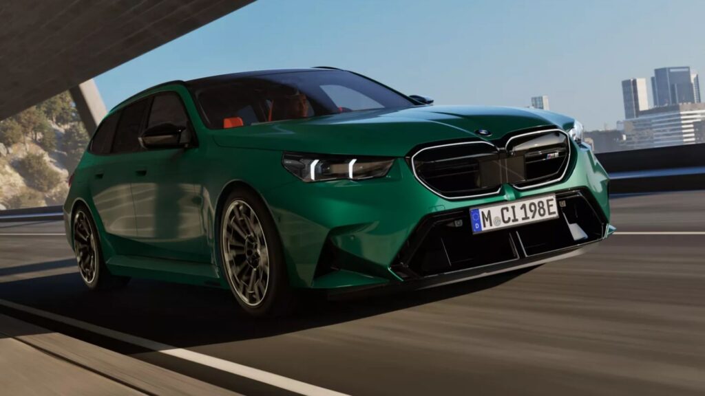 Frente da BMW M5 Touring verde.