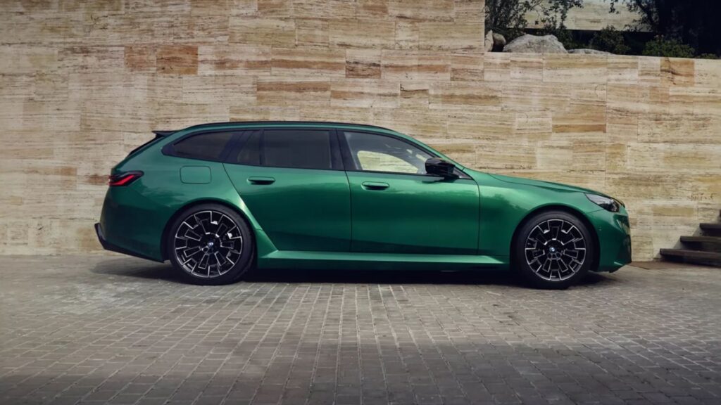 Lateral da BMW M5 Touring verde.