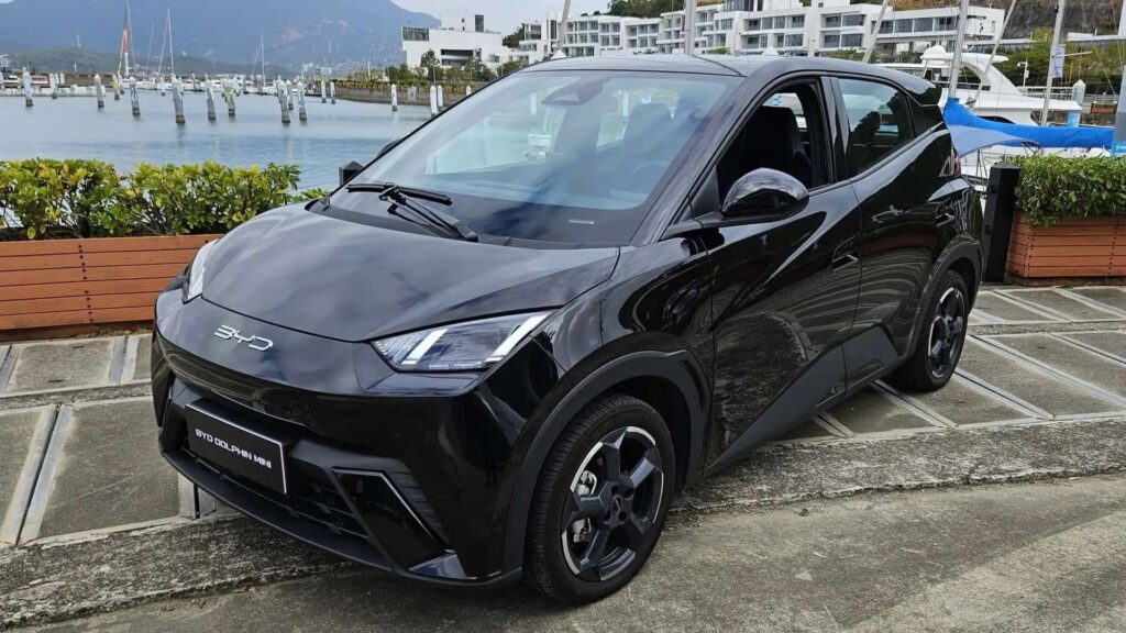 BYD Dolphin Mini preto parado na diagonal.