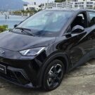 BYD Dolphin Mini preto parado na diagonal.