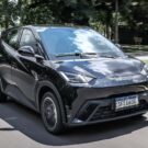 BYD Dolphin Mini preto em movimento na estrada.