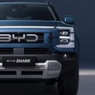 BYD Shark azul parado de frente.