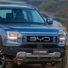 BYD Shark azul em velocidade.