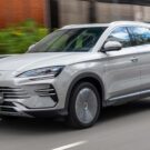 BYD Song Plus Premium cinza na estrada.