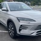 BYD Song Plus Premium cinza na diagonal.