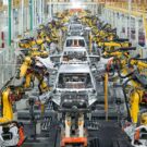 BYD Dolphin Mini bege na estrada.