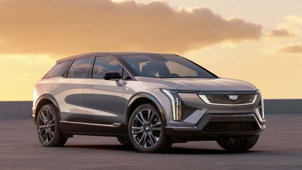 Cadillac Optiq cinza na diagonal.