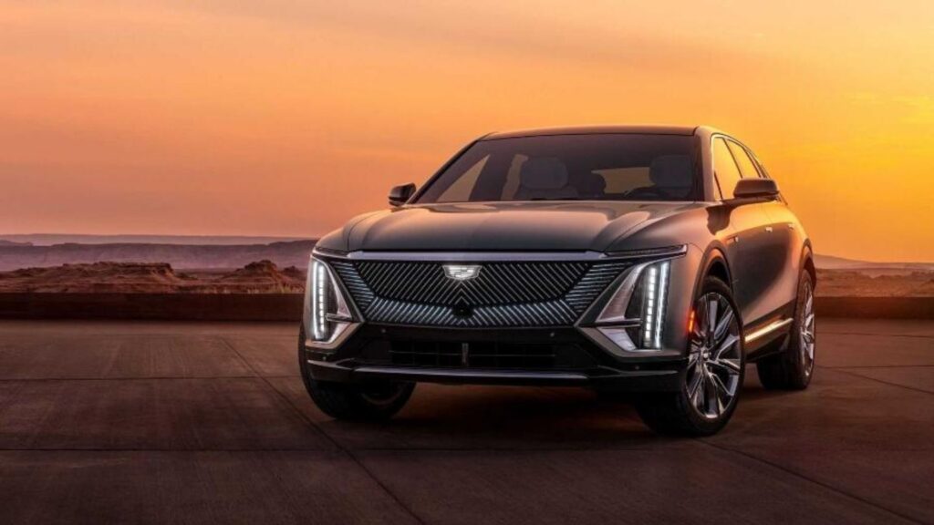 Cadillac Lyriq cinza de frente