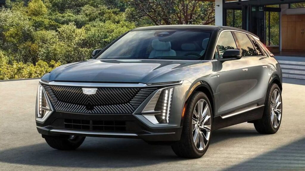Cadillac Lyriq cinza parado na diagonal.