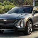 Cadillac Lyriq cinza parado na diagonal.