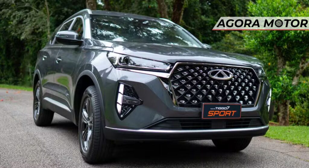 Carro Chines cinza em velocidade.