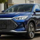 BYD Song Pus azul na estrada.