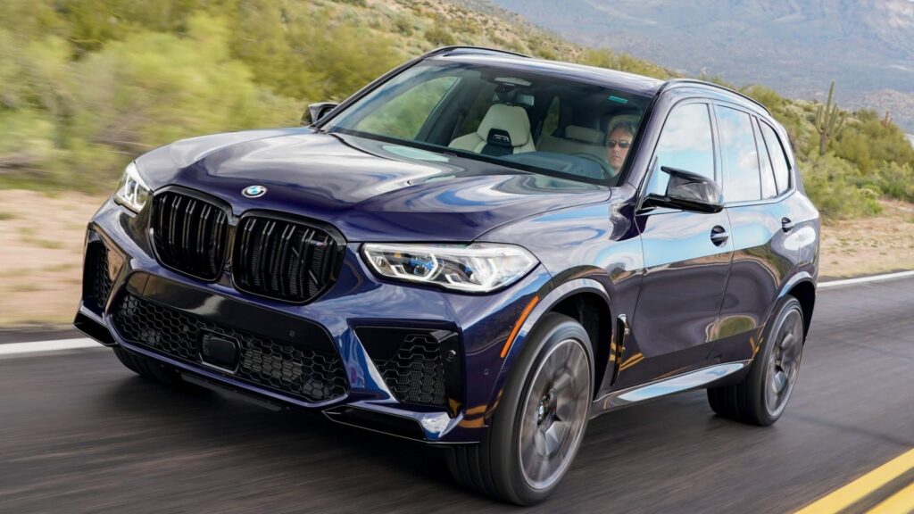 BMW X5 azul na estrada.