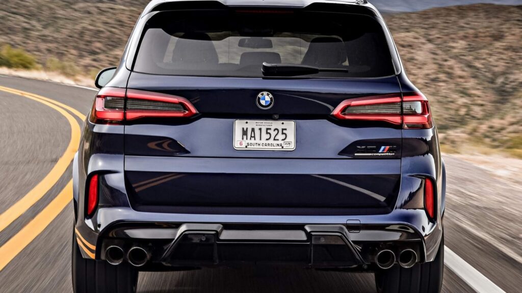 Traseira da BMW X5 azul.